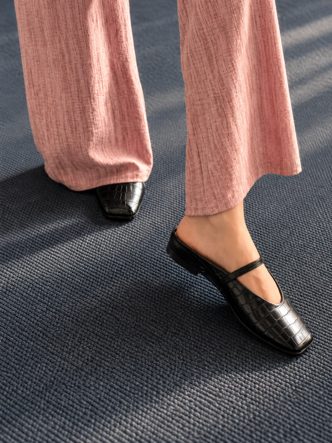 EVA COCO MULE -  Flats Mary Jane Punta Cuadrada Textura cocodrilo negro