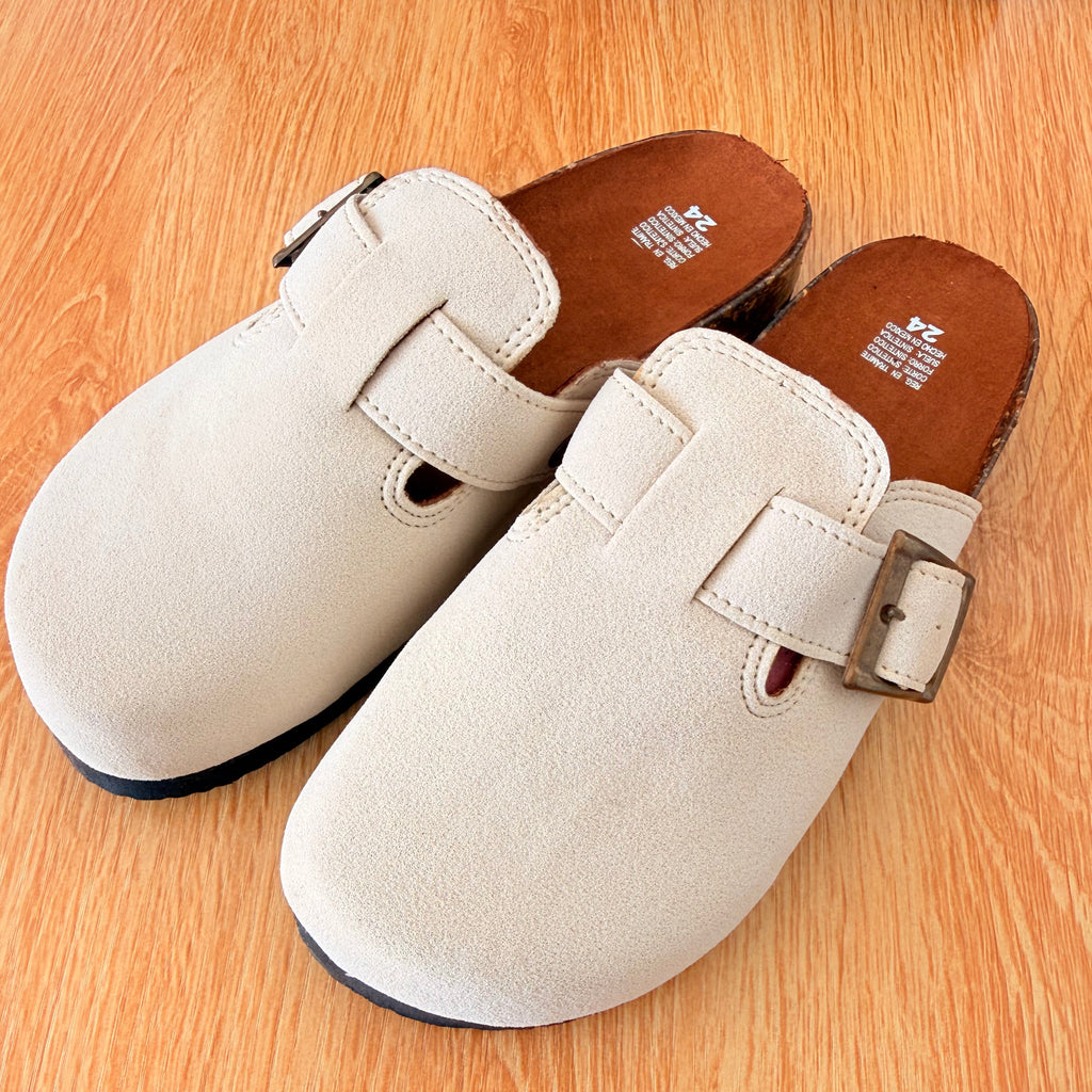 Bricket Marfil – Zuecos Destalonados de Gamuza Beige con Hebilla
